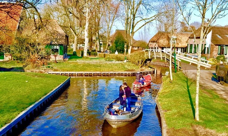 Giethoorn canal in the winter