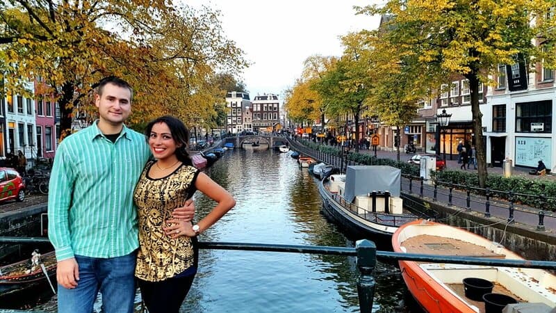 A photo of a young couple in Amsterdam living like a local