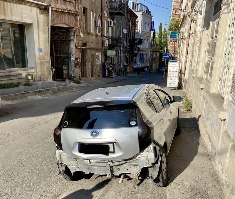 Georgian car with no bumpers